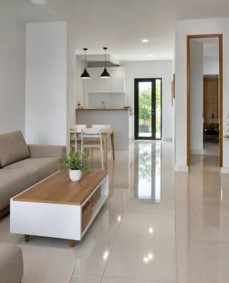 Cara Menata Rumah Minimalis agar Terlihat Lebih Luas Ruang tamu rumah minimalis modern dengan dekorasi sederhana dan pencahayaan alami yang membuat ruangan terlihat luas