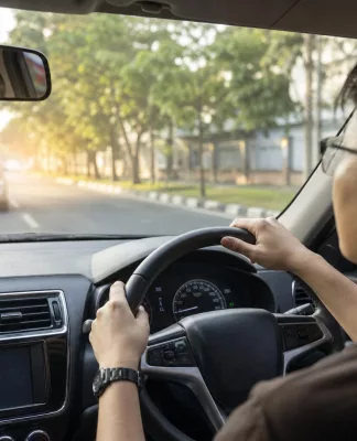 Tips Hemat BBM Tanpa Mengubah Gaya Berkendara Secara Drastis Pengendara mobil mengisi bahan bakar di SPBU dengan cara hemat BBM tanpa mengubah gaya berkendara