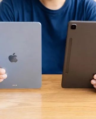 iPad vs Tablet Android, Pilih yang Mana? Perbandingan iPad dan tablet Android yang diletakkan berdampingan di atas meja