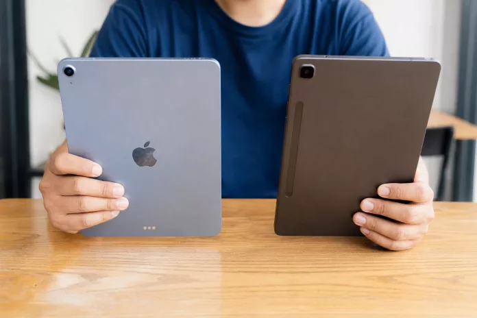 Perbandingan iPad dan tablet Android yang diletakkan berdampingan di atas meja