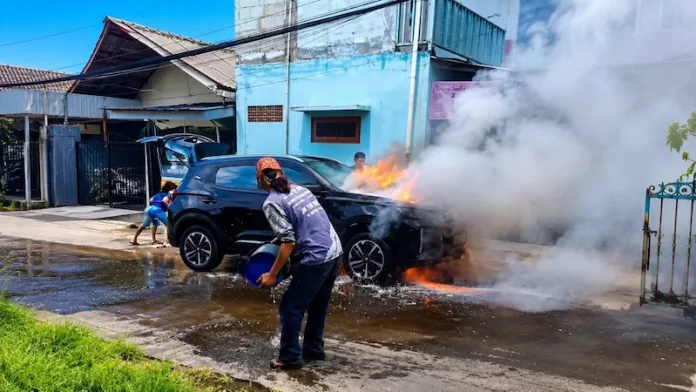Heboh Mobil Chery Terbakar di Bandung, Kain Perca Jadi Biang Keroknya? Mobil Chery Terbakar