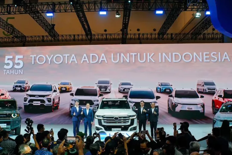 55 Tahun Toyota di Indonesia, Hadirkan Land Cruiser Hybrid Hingga bZ4X Touring Sebagai Kejutan di GIIAS 2026