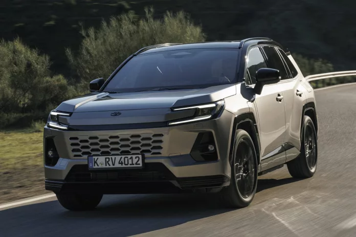Mengapa Toyota RAV4 Sangat Disukai Di Luar Negeri? Cek Rahasianya!