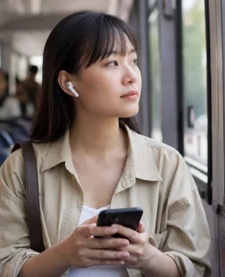 TWS vs Headphone: Mana yang Lebih Nyaman Digunakan Sehari-hari? Perbandingan TWS dan headphone untuk penggunaan sehari-hari, menunjukkan kenyamanan dua jenis earphone