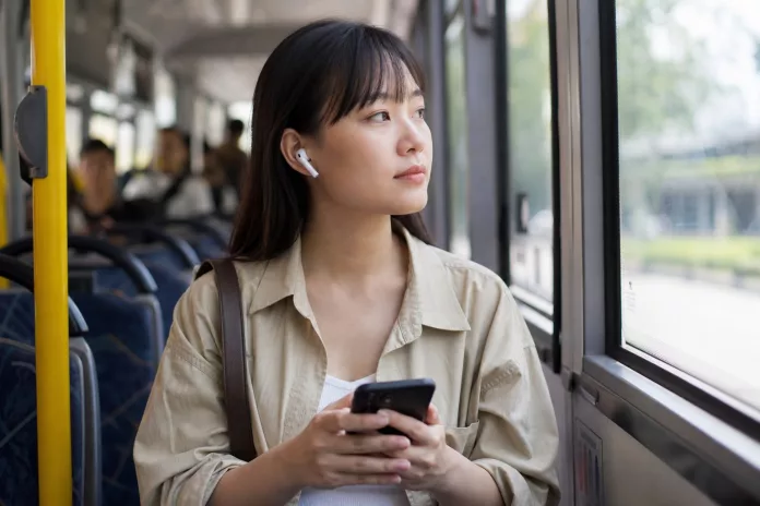 TWS vs Headphone: Mana yang Lebih Nyaman Digunakan Sehari-hari? Perbandingan TWS dan headphone untuk penggunaan sehari-hari, menunjukkan kenyamanan dua jenis earphone