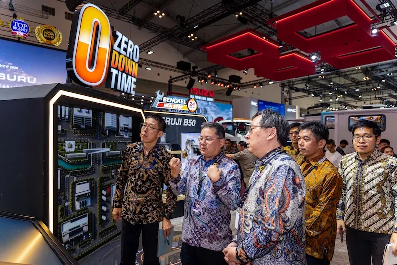 Myochin Mitsuru Kunjungi Booth Mitsubishi FUSO GIIAS 2026