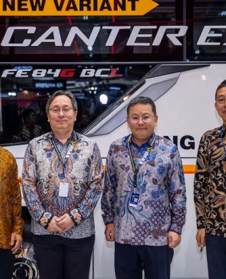 Myochin Mitsuru Kunjungi Booth Mitsubishi FUSO GIIAS 2026 Myochin Mitsuru Kunjungi Booth Mitsubishi FUSO GIIAS 2026