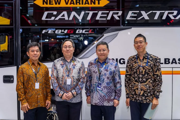 Myochin Mitsuru Kunjungi Booth Mitsubishi FUSO GIIAS 2026