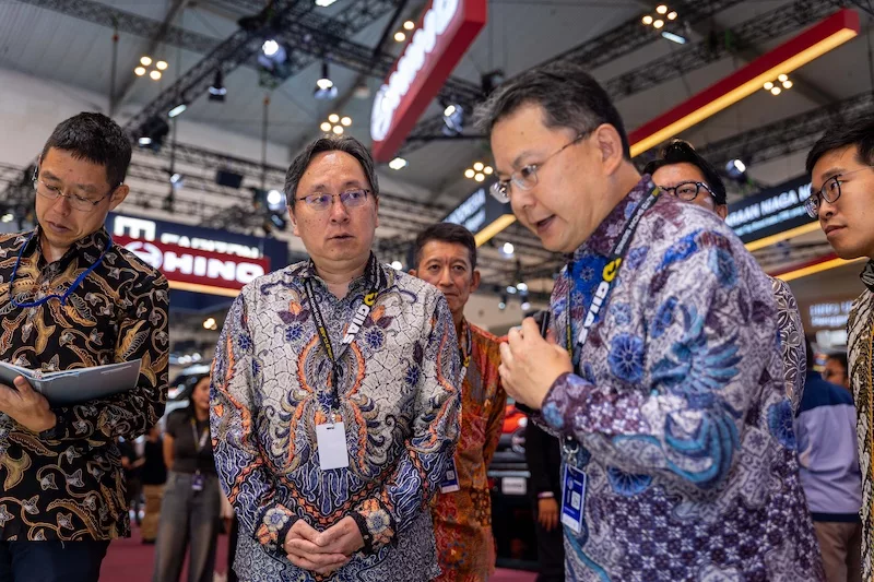 Myochin Mitsuru Kunjungi Booth Mitsubishi FUSO GIIAS 2026