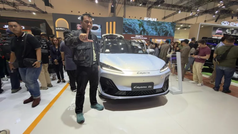 Rahasia Kenyamanan LEPAS E4 EV, Mobil Listrik Dengan Bagasi Luas dan Isi Daya Kilat!