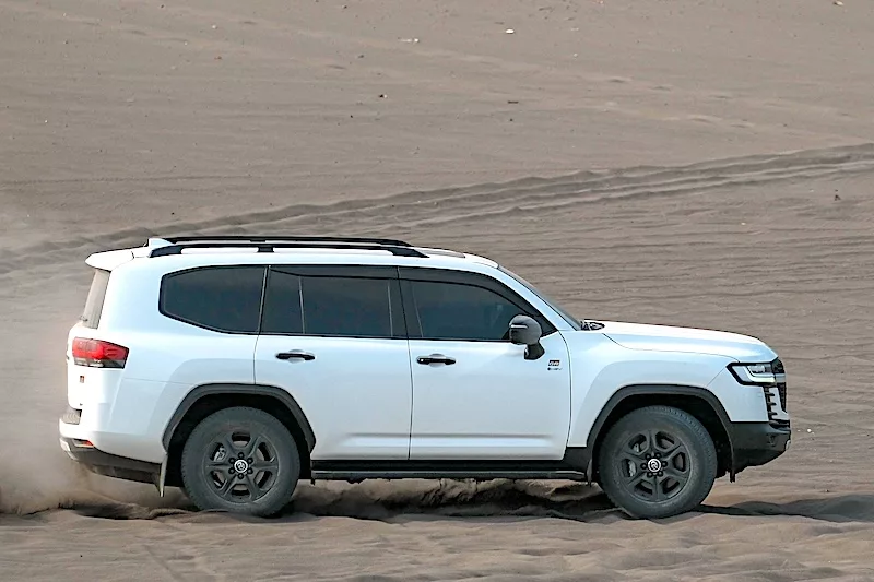 Test Drive Land Cruiser 300 Hybrid EV di Gumuk Pasir Jogjakarta