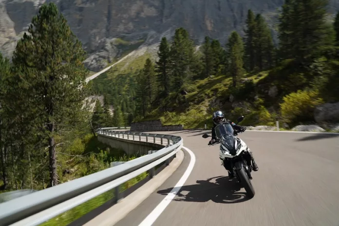 Menembus Sirkuit Monza dan Pegunungan Dolomites, Uji Nyali Para Duta Merek Motul Motul bawa duta merek ke F1 Monza dan jajal aspal pegunungan Dolomites Italia untuk buktikan performa tangguh pelumas transmisi.