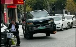 Kena Gembok Parkir, Denza B8 Santai Melaju Pakai Tiga Roda di Jalan Raya SUV Denza B8 Santai Melaju Pakai Tiga Roda