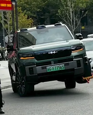 Kena Gembok Parkir, Denza B8 Santai Melaju Pakai Tiga Roda di Jalan Raya SUV Denza B8 Santai Melaju Pakai Tiga Roda